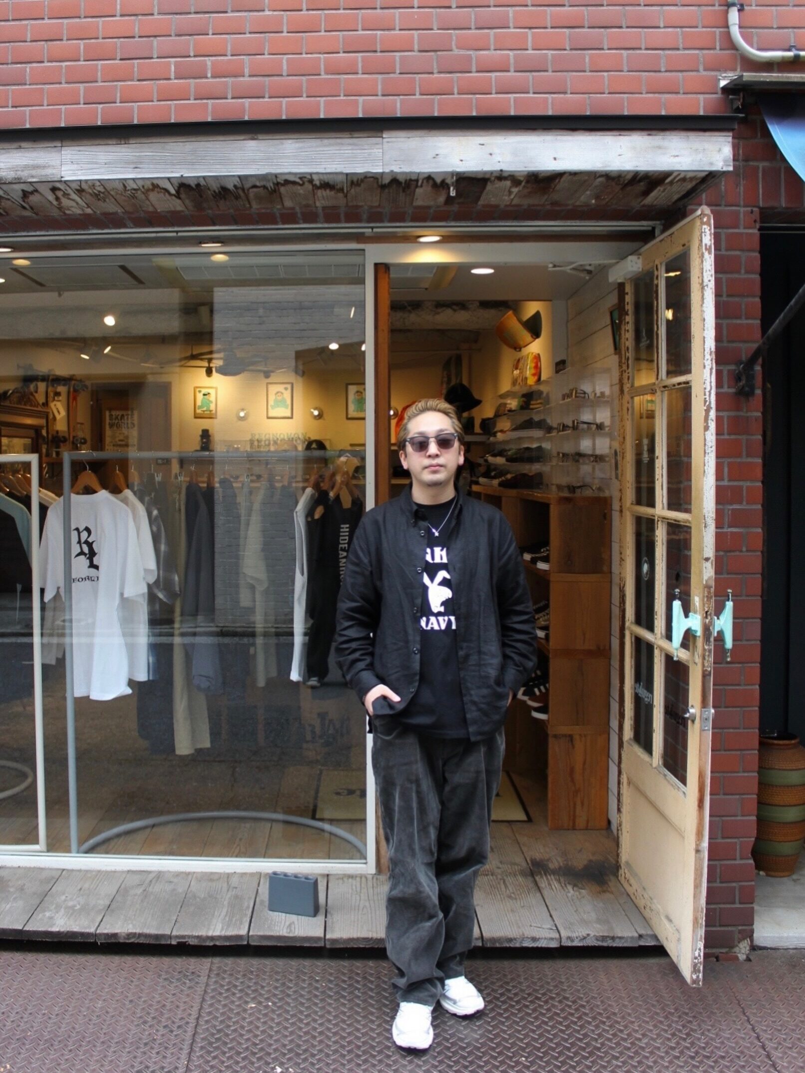 ガラス越しに見える REGULATE の店内